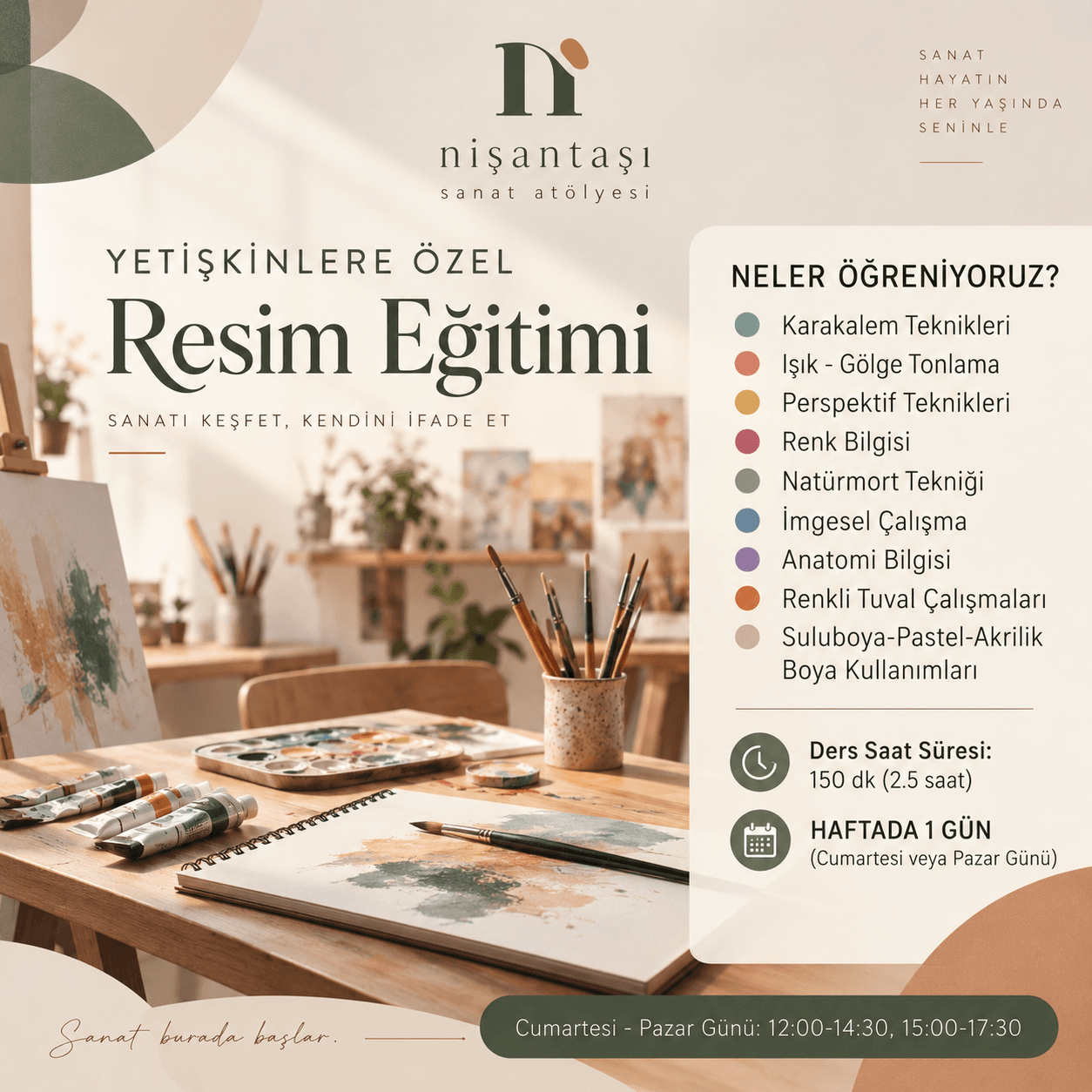 Resim afişinden fırçalar, palet ve eskiz defteriyle bir atölye detayı